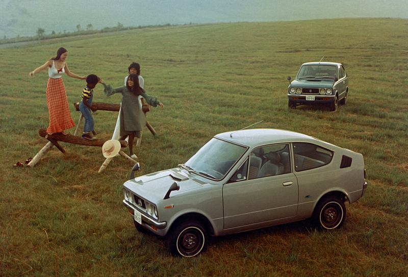 Illustration for article titled This Car That Actual Humans Drove Was Less Than Ten Feet Long